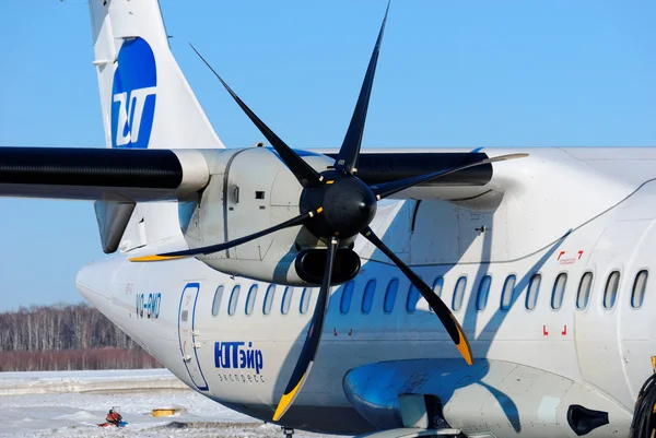 Hélice do passageiro ATR-72 avião da empresa Utair Express — Fotografia de Stock