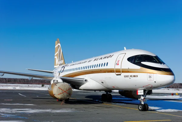 O passageiro avião SSJ-100 em uma decoração original de "75 anos de Sukhoi Design Bureau" no aeroporto de Nizhny Novgorod — Fotografia de Stock