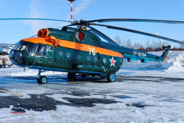 Nizhny Novgorod. Rusia. 17 de febrero de 2015. El helicóptero Mi-8 de la sociedad Voluntaria de la asistencia del ejército, los aviones y la flota en la plataforma del aeropuerto — Foto de Stock