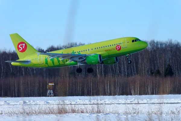 Nizhny Novgorod. A Rússia. 17 de fevereiro de 2015. O avião verde brilhante da companhia S7 saiu de uma pista. — Fotografia de Stock