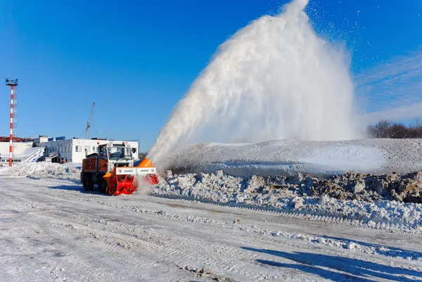 下诺夫哥罗德。俄罗斯。2015 年 2 月 17 日。转子 Zaugg 扫雪机远拒绝从路边的雪 — 图库照片