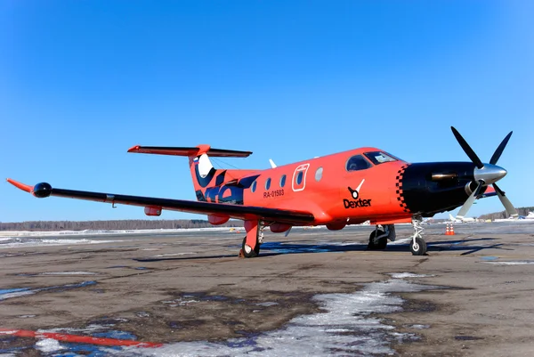 Nizhny Novgorod. Russia. February 17, 2015. Avia taxi of "Pilatus" of the Dexter company on the platform of the airport of Strigino in Nizhny Novgorod — Stock Photo, Image