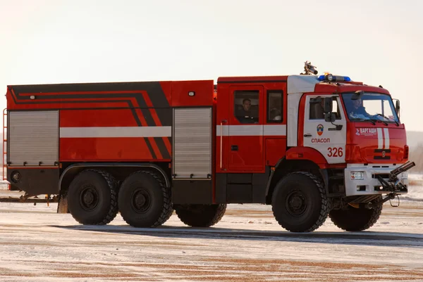 Nizhny Novgorod. A Rússia. 17 de fevereiro de 2015. O carro vermelho brilhante do serviço de bombeiros do aeroporto de Strigino em Nizhny Novgorod — Fotografia de Stock