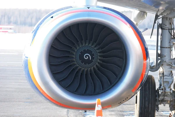 Uçak turbojet. Önden Görünüm.