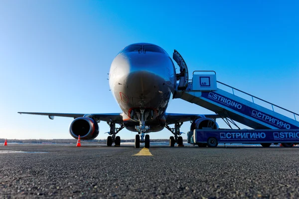 Nijni Novgorod. La Russie. 17 février 2015. L'avion de passagers avec l'échelle mise à l'aéroport de Nijni Novgorod de "Strigino " — Photo