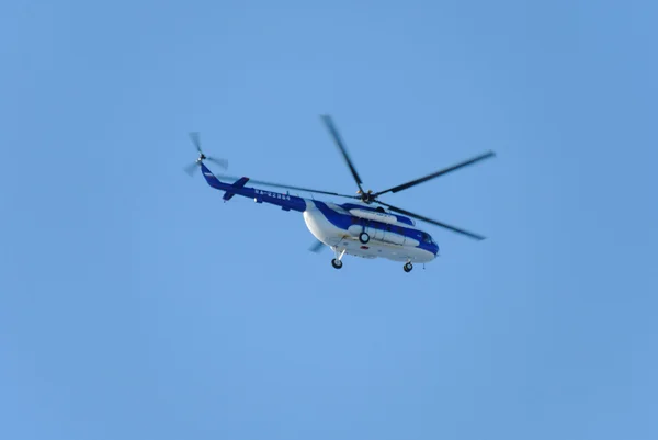 Niżny Nowogród. Rosja. 17 lutego 2015. Biało niebieski śmigłowca Mi-8 w błękitne niebo — Zdjęcie stockowe