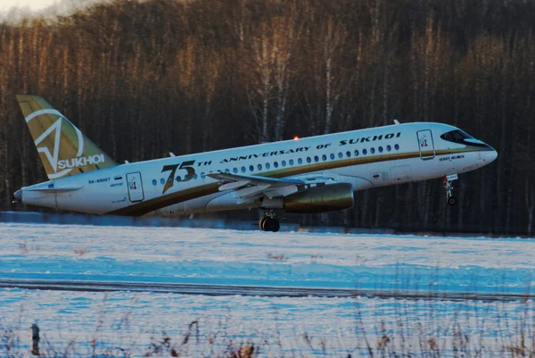 Nijniy Novgorod. Rusya. 17 Şubat 2015. Yolcu Sukhoi Superjet Ssj-100 uçağı bir pist geliyor