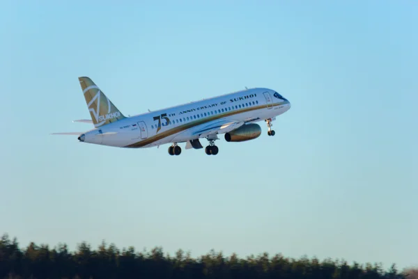 Nizhny Novgorod. A Rússia. 17 de fevereiro de 2015. O voo charter do avião Sukhoi Superjet SSJ-100 voa do aeroporto de Nizhny Novgorod — Fotografia de Stock