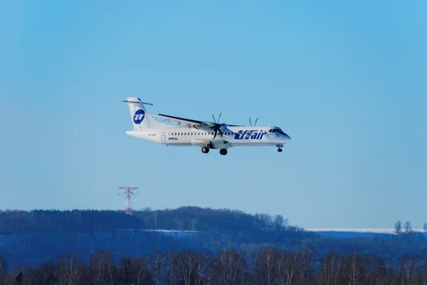 Az Atr-72 utasszállító repülőgép-a Utair Express vállalat jön-ban a föld Stock Fotó