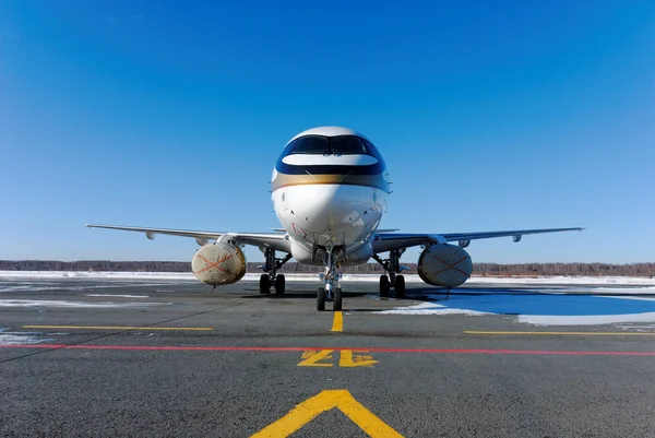 Пассажирский самолет SSJ-100 на парковке. Вид спереди . Стоковое Изображение