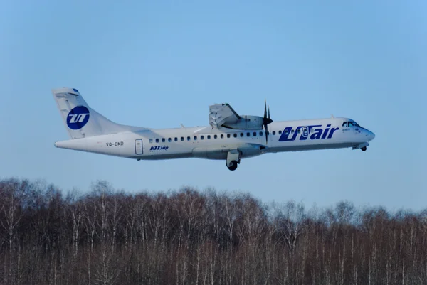 Нижний Новгород. Россия. 17 февраля 2015 года. Пассажирский самолет ATR-72 компании Utair-Express взлетает в небо Стоковая Картинка