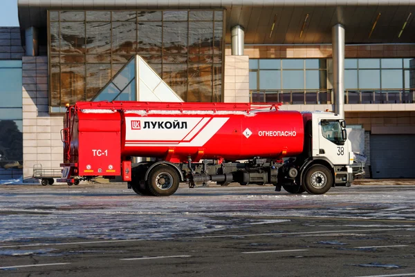 Nizhny Novgorod. Ryssland. 17 februari 2015. Ljusa röda bränsle lastbil av Oljeraffinering bolaget Lukoil på plattformen av Nizjnij Novgorod flygplatsen Stockfoto