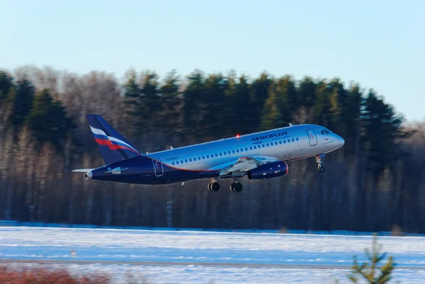 Nizhny Novgorod. Ryssland. 17 februari 2015. Passagerarplan Airbus A319 företagets Aeroflot lossnar en bana Royaltyfria Stockbilder