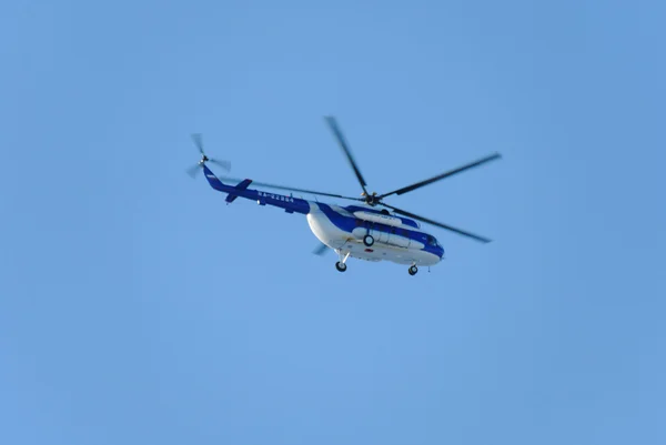 Nizhny Novgorod. Ryssland. 17 februari 2015. Vit-blå Mi-8 helikoptern i klarblå himmel Royaltyfria Stockfoton