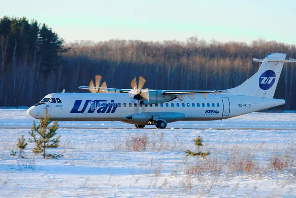 Нижний Новгород. Россия. 17 февраля 2015 года. Пассажирский самолет ATR-72 компании ЮТэйр с вращающимися винтами Стоковое Изображение