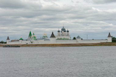 Makaryevsky Manastırı. Volga tarafında Doğu duvarı görünümünden.