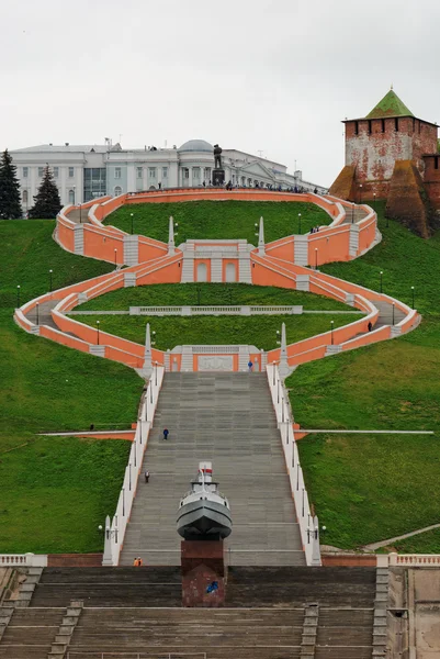 Chkalov Staircase, pyamyatnik to Valery Chkalov, monument steamship hero and tower of the Nizhny Novgorod Kremlin — Stock Photo, Image