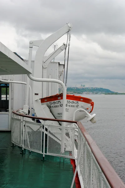 Η σωσίβια λέμβος καθορίζεται επί του σκάφους το Μότορσιπ — Φωτογραφία Αρχείου