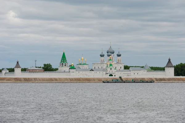Makaryevsky convent. A view from side of Volga on the southern wall and the main gate. — Stock Photo, Image