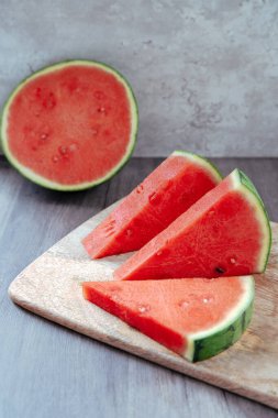 Çember şeklinde üçgen şeklinde karpuz parçaları.