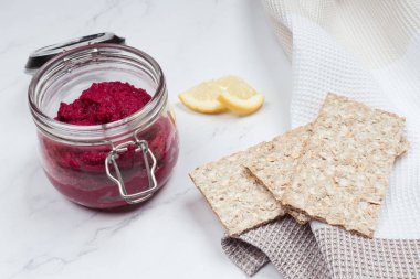 Kırmızı lahanalı mor humus, mor lahana, diyet için ideal aperatif.