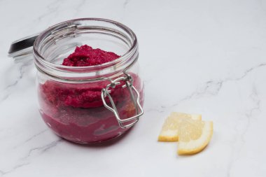 Kırmızı lahanalı mor humus, mor lahana, diyet için ideal aperatif.