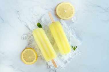 limon parçaları mermer ve buz masasında