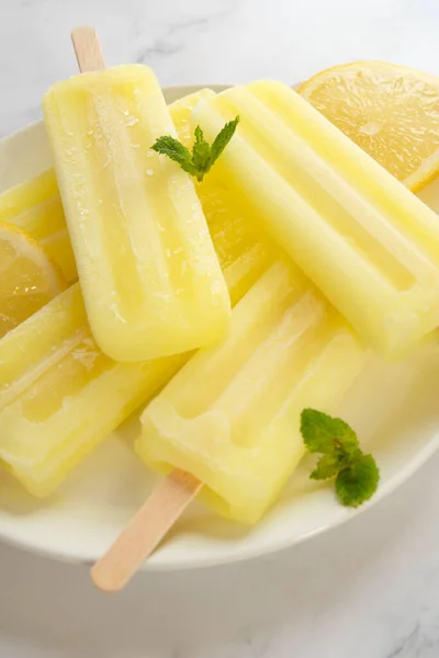 Lemon Pops Marble Ice Table — Stock Photo, Image