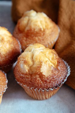 Kırsal bir masada yeni pişmiş mini kekler.