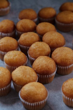 Kırsal bir masada yeni pişmiş mini kekler.