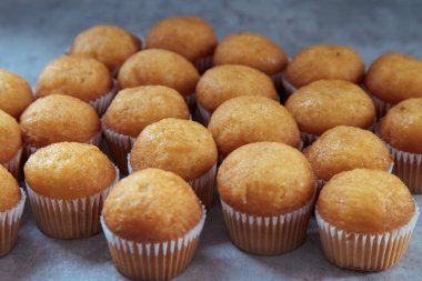 Kırsal bir masada yeni pişmiş mini kekler.