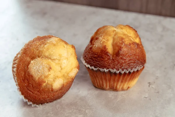 Mini Muffins Fraîchement Cuits Sur Une Table Rustique — Photo