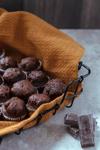 Černý Košík Čerstvě Upečenými Čokoládovými Muffiny — Stock fotografie