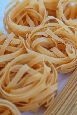 Bir avuç çiğ makarnanın yakın plan ayrıntıları.