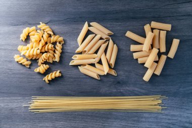 Spagetti, makarna ve rigatonili 5 çeşit çiğ makarna.