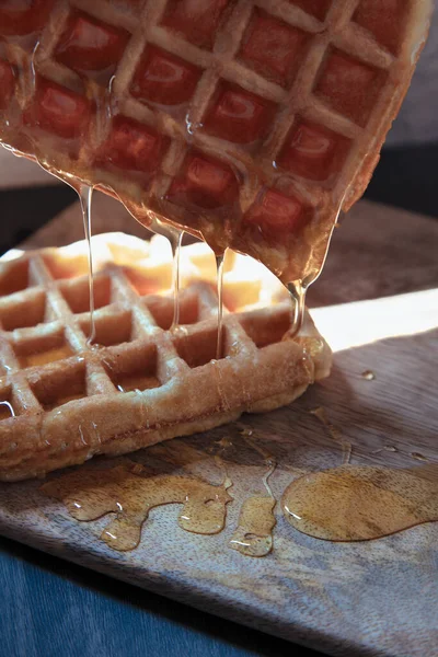 Nahaufnahme Von Waffel Mit Honig — Stockfoto