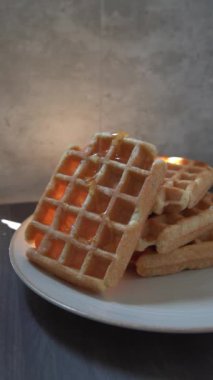 Taze yapılmış waffle 'lara damlayan bal