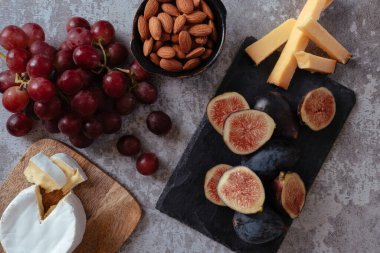 Çeşitli peynir ve meyve çeşitleriyle gün batımı pikniği