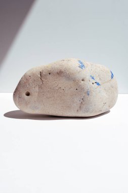 Ürün veya kozmetik ürünlerini sergilemek için taş podyum. Ekolojik trendler. Metin için yer