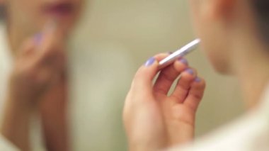 uygulayarak güzel kadın makyaj