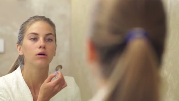 Pretty woman applying make up — Stock Video