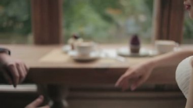 İki eli tutmak için