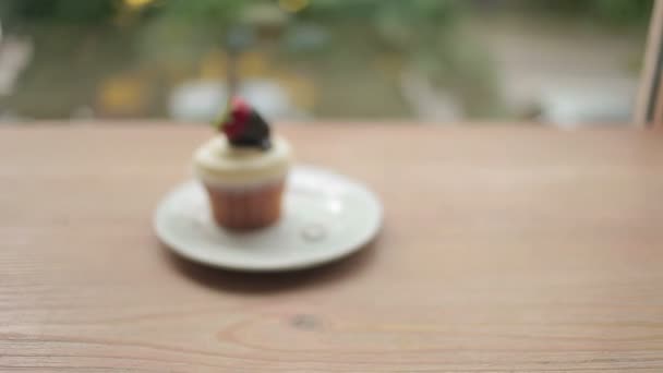 Tarta de boda de fresa — Vídeos de Stock