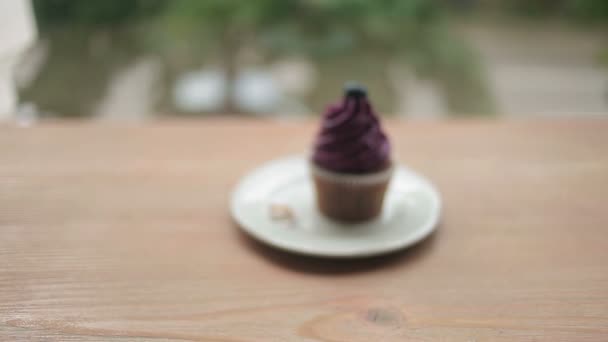 结婚戒指蛋糕蓝莓 — 图库视频影像