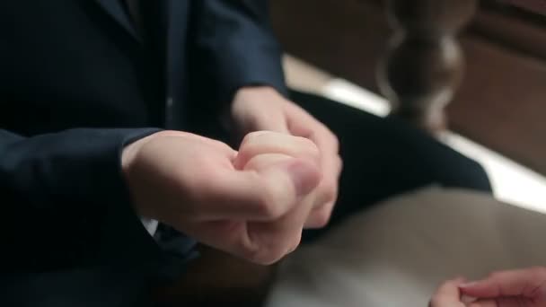 Anillos de boda en la palma — Vídeo de stock