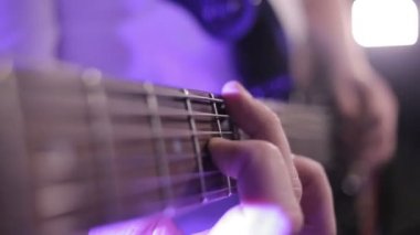 Elektro Gitar Çalıyor