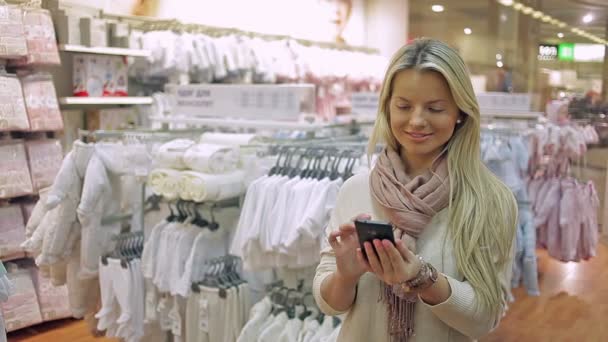 Chica, mujer con un teléfono inteligente — Vídeo de stock