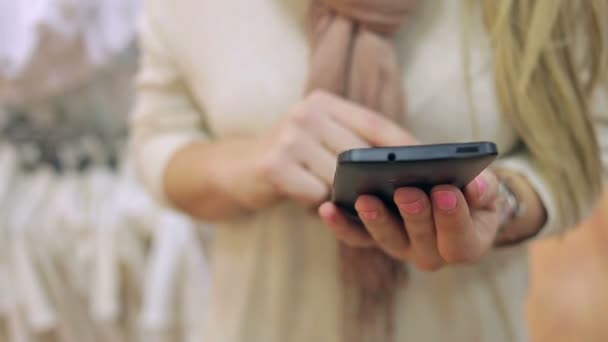Kız, kadın bir akıllı telefon ile — Stok video