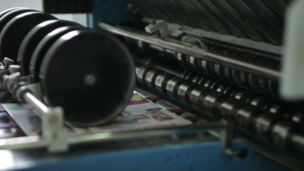 Krant productielijn. Druk op webset machine afdrukken — Stockvideo