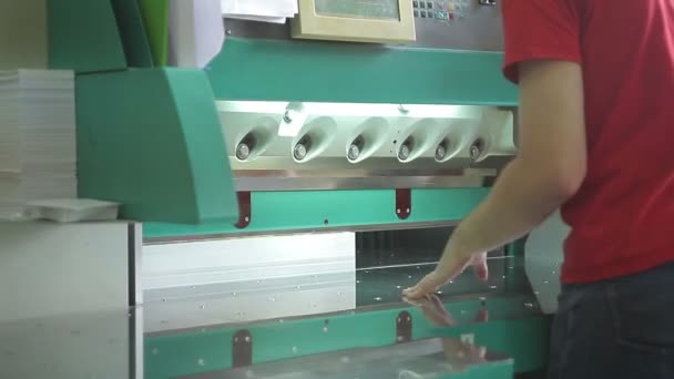 Máquina de papel para cortar papel — Vídeo de stock
